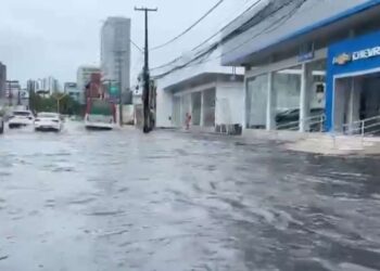 Chuvas intensas causam alagamentos em diversas regiões de Pernambuco.