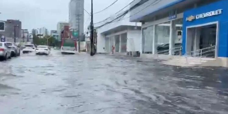 Chuvas intensas causam alagamentos em diversas regiões de Pernambuco.