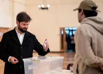 Presidente do Chile votou no plebiscito neste domingo (17).