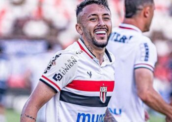 Novo atacante do Santa Cruz envolvido em polêmica antes mesmo de estrear.