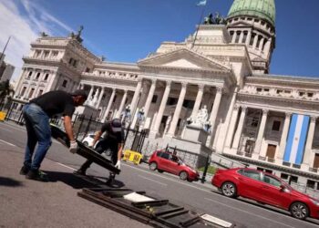 Protesto na Argentina contra medidas de contenção de gastos do presidente Milei.