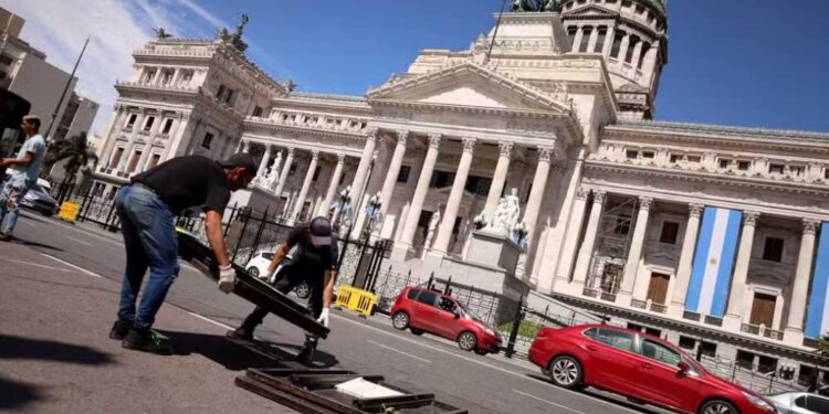 Protesto na Argentina contra medidas de contenção de gastos do presidente Milei.