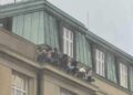 Alunos se escondem durante tiroteio em universidade na República Tcheca.