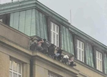 Alunos se escondem durante tiroteio em universidade na República Tcheca.