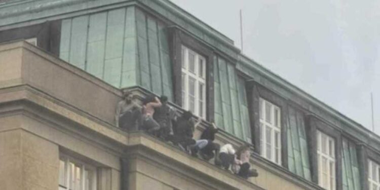 Alunos se escondem durante tiroteio em universidade na República Tcheca.