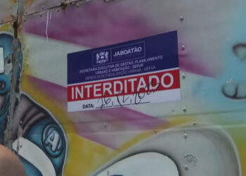 Roda-Gigante em Jaboatão dos Guararapes é interditada após resgate de crianças.