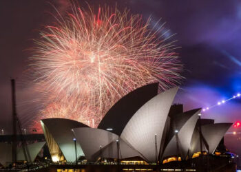 Ilhas do pacífico e Austrália celebram primeiro o ano novo no mundo.