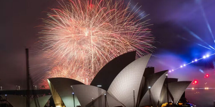 Ilhas do pacífico e Austrália celebram primeiro o ano novo no mundo.