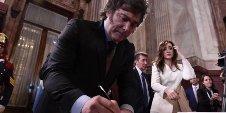 Governo de Javier Milei anuncia medidas de Ajuste Fiscal.