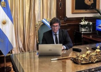 O novo Presidente argentino assinou o seu primeiro decreto neste domingo, 10.