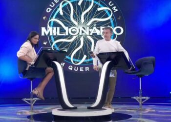 Jullie Dutra e o apresentador Luciano Huck, durante o quadro "Quem quer ser um milionário?"