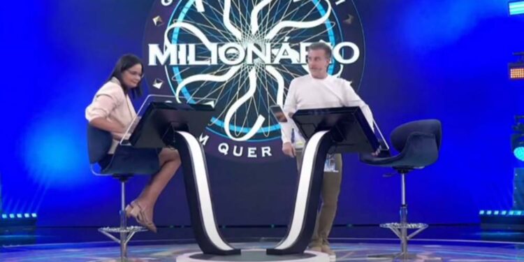 Jullie Dutra e o apresentador Luciano Huck, durante o quadro "Quem quer ser um milionário?"