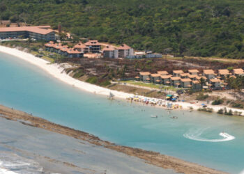A casa fica no Condomínio Narguilé Beach Club, em Muro Alto, Ipojuca