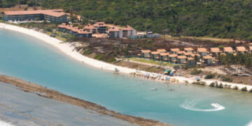 A casa fica no Condomínio Narguilé Beach Club, em Muro Alto, Ipojuca