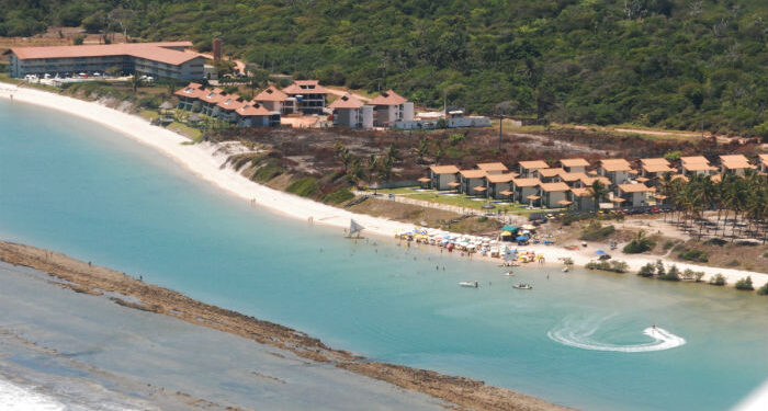 A casa fica no Condomínio Narguilé Beach Club, em Muro Alto, Ipojuca