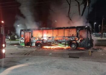 Ônibus queimado próximo ao estádio da Vila Belmiro após rebaixamento do Santos.