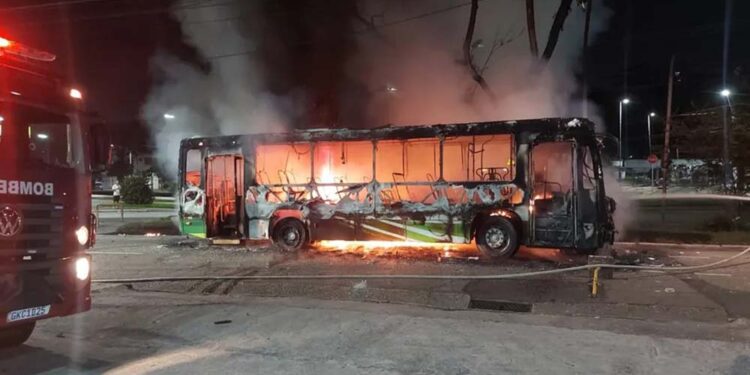 Ônibus queimado próximo ao estádio da Vila Belmiro após rebaixamento do Santos.