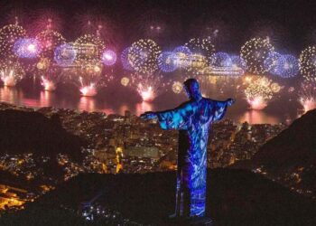 Show de drones no Réveillon 2024 comemora os 40 anos do Rock in Rio
