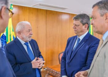 Tarcísio de Freitas (Rep), entre os petistas Alexandre Padilha, Lula, e Rui Costa