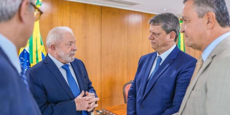 Tarcísio de Freitas (Rep), entre os petistas Alexandre Padilha, Lula, e Rui Costa