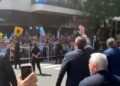 Jair Bolsonaro acena para apoiadores de Milei