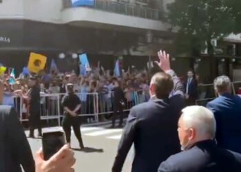 Jair Bolsonaro acena para apoiadores de Milei