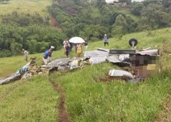 Destroços do avião que caiu na rural de Itapeva, MG