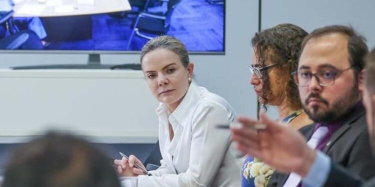 Gleisi Hoffmann em reunião com os partidos que integram o Conselho Político de Transição