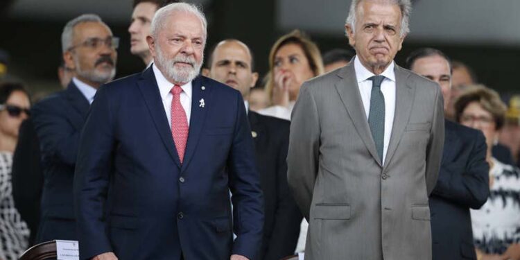 O presidente Lula e o Ministro da Defesa José Múcio