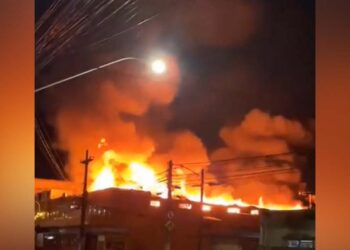 Incêndio atinge estoque de supermercado no Grande Recife