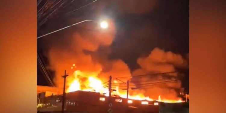 Incêndio atinge estoque de supermercado no Grande Recife