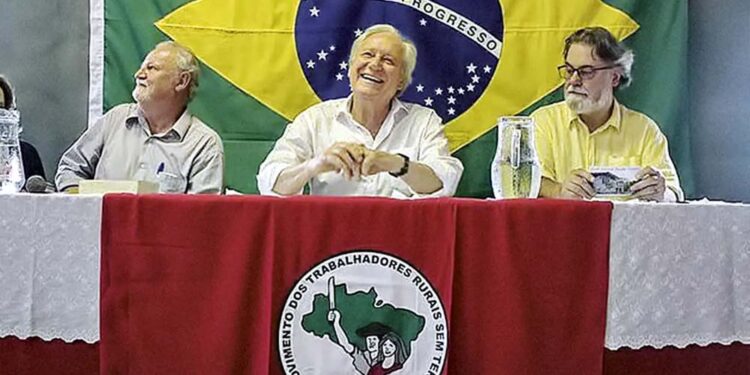 Ricardo Lewandowski (centro) em palestra para escola do MST