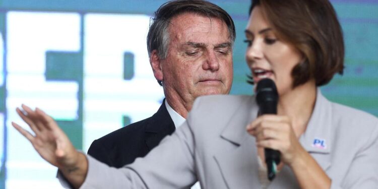 Com possível saída de Bolsonaro do jogo por questões judiciais, Michelle poderia ser a 'solução'.