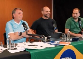 Bolsonaro e seus filhos protagonizam evento online para lançar programa de formação destinado a candidatos a vereador.