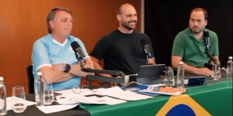 Bolsonaro e seus filhos protagonizam evento online para lançar programa de formação destinado a candidatos a vereador.