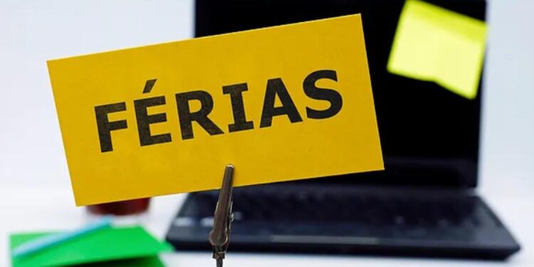 Presidente da Câmara desmarca reunião devido à baixa presença de parlamentares durante o recesso.