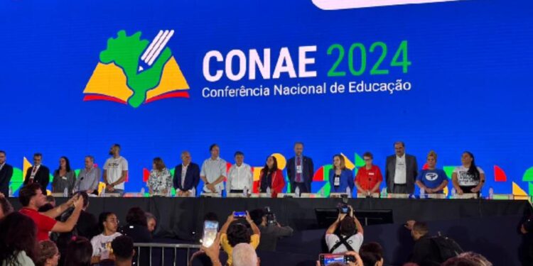 Conferência Nacional de Educação discute novo Plano Nacional de Educação para os próximos 10 anos.