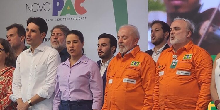 A governadora foi a última autoridade chamada ao palco