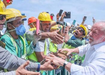 Trabalhadores cumprimentam o presidente Lula (PT) em PE