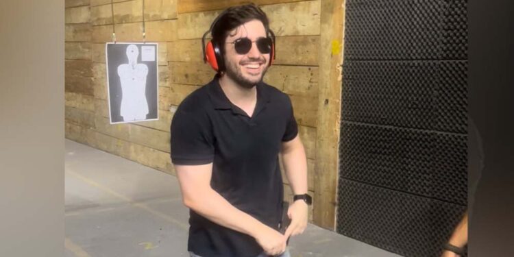 Nas redes, Tiago Gonzalez posa com arma dentro de clube de tiro