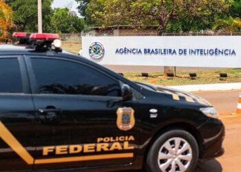 Viatura da PF entrando na Agência Brasileira de Inteligência (Abin)