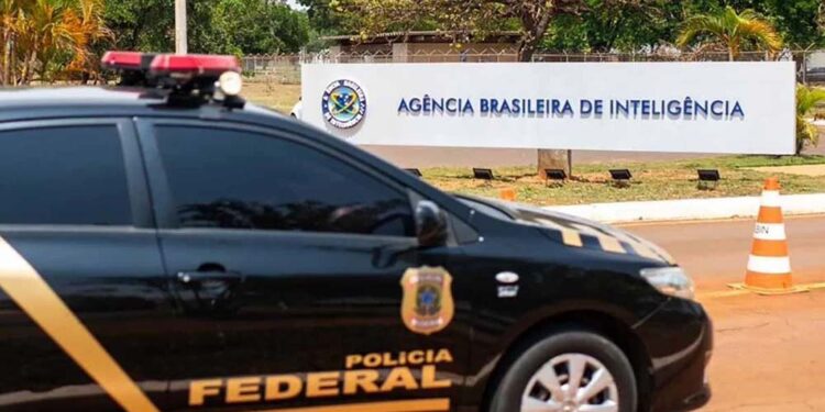 Viatura da PF entrando na Agência Brasileira de Inteligência (Abin)