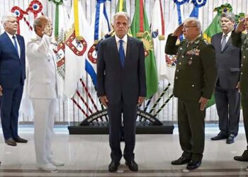 Ministro da Defesa, José Múcio, é saudado por militares