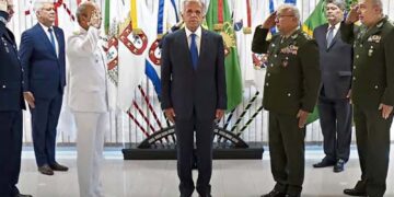 Ministro da Defesa, José Múcio, é saudado por militares