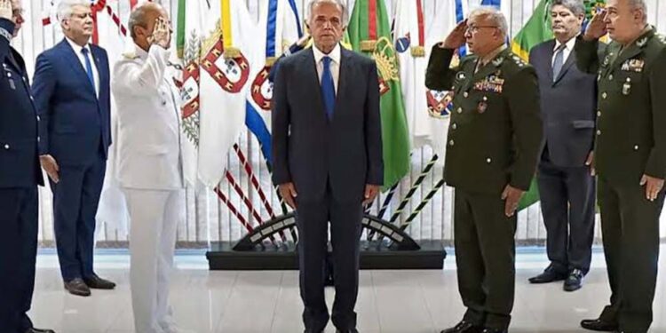 Ministro da Defesa, José Múcio, é saudado por militares