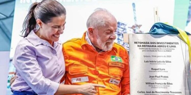 Raquel Lyra e o presidente Lula durante a cerimônia de retomada da Refinaria Abreu e Lima.