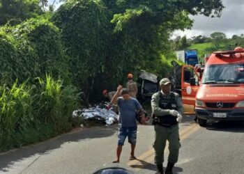 Caminhão e kombi batem de frente, causando um grave acidente