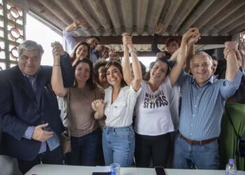 Tabata Amaral ao lado de Datena, da mãe Maria Renilda e de Marcio França