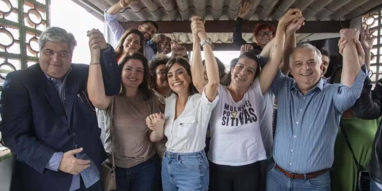 Tabata Amaral ao lado de Datena, da mãe Maria Renilda e de Marcio França