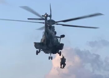 Tripulante turco é resgatado por helicóptero da Força Aérea Brasileira após acidente.